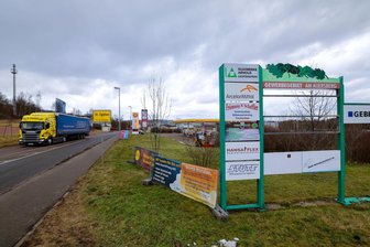 St. Egidien: Bekommt ein neuer Nettomarkt eine Chance? - Auf dem Gelände rechts vor dem Eingang des Gewerbegebiets, noch vor der Shell-Tankstelle, könnte ein Netto-Markt entstehen. Doch zuvor sind einige Hürden zu nehmen.