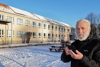 St. Egidien: Erstes Bürgersolarkraftwerk hat alle Hoffnungen erfüllt - Gerhard Sonntag vor der Solaranlage auf dem Dach der Achatschule: Selbst halb zugeschneit produziert sie noch Strom. 
