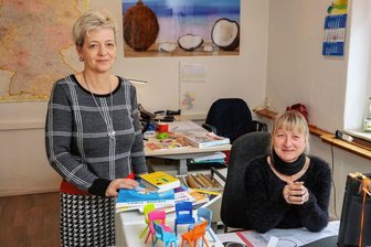 St. Egidien: Frauentrio zieht 174.000-Euro-Los für Schulbuch-Lieferung - Heike Götze (links) und Daniela Uhlig in den Räumen der kleinen Firma Reinhold in St. Egidien. Das Unternehmen versorgt deutschlandweit Schulen mit Büchern, Heften und sonstigen Lehrmitteln. 