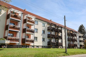 St. Egidien: Gemeinde startet Plattenbau-Sanierung - Das Wohngebäude August-Bebel-Straße 41 - 47 in St. Egidien soll ab Juli umfassend modernisiert werden.