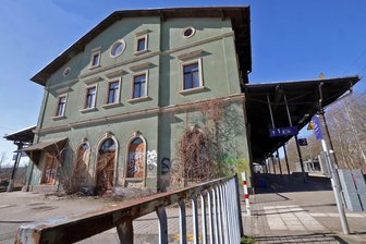 St. Egidien: Gibt’s noch Hoffnung für den Bahnhof? - Das frühere Empfangsgebäude des Bahnhofs St. Egidien dient längst nicht mehr dem Empfang. Seit elf Jahren befindet es sich in Privatbesitz.