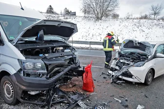 St. Egidien/Hohenstein-Ernstthal: Schwerer Unfall auf B 180 - Ein Kleintransporter und ein Pkw kollidierten. Beide Fahrer wollen bei Grün gefahren sein.