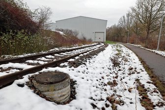 St. Egidien kontra Arcelor: Wie kommt die Kuh vom Eis? - Arcelor-Mittal will vor allem das Gelände kaufen, auf dem die Anschlussgleise zur Firma liegen. Daneben verläuft der Nussbaumweg, der momentan im Nichts endet. Laut Bebauungsplan muss der Weg jedoch wieder durchgängig werden.
