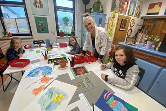 St. Egidien: Künstlerin lehrt Kinder das Zeichnen - Noemi, Mia und Frida (von links) mit ihrer Zeichenlehrerin Biggi Hopp im Atelier: Alle 14 Tage wird geübt. Auf dem oberen Bild zwischen den Fenstern ist Atelier-Hund Max porträtiert.