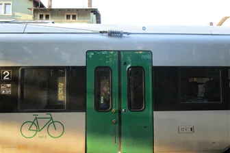 St. Egidien: Lebensgefahr und Zugverspätungen nach Buntmetalldiebstahl - Die herunterhängende Fahrleitung auf dem Dach des Zuges.
