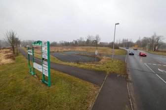St. Egidien/Lichtenstein: Pläne für Fast-Food-Tempel und Supermarkt – Firma verhandelt erst mal mit dem falschen Rathaus - Auf diesem Gelände am Eingang des Gewerbegebiets „Am Auersberg“ könnte ein Netto-Markt mit einer Verkaufsfläche von rund 1000 Quadratmetern und 189 Stellplätzen entstehen. Die Vorzeichen stehen jedoch nicht besonders gut.