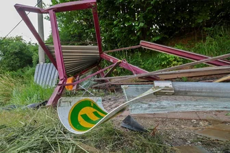 St. Egidien/Lichtenstein: Verwirrspiel um Tempo 30 - Bei einem Unfall im Juni 2023 wurde dieses Buswartehäuschen in Kuhschnappel durch einen Transporter komplett zerstört. Aus Sicht von St. Egidien zeigt allein dieses Beispiel die hohe Gefahrenlage im Ortsteil: Es sei Zufall gewesen, dass niemand am Häuschen gewartet habe.