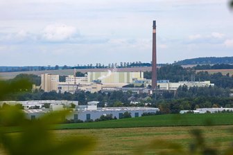 St. Egidien/Lichtenstein: „Wir wurden über den Tisch gezogen“ - Das Gewerbegebiet Achat mit dem Schornstein von Knauf Insulation: Seit Jahrzehnten streiten die Kommunen über die Gewerbesteuer auch der hier ansässigen Unternehmen.
