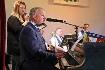 St. Egidien: Musizierender Bürgermeister begeistert auch Ministerin – und lobt die USA - Bürgermeister Uwe Redlich (parteilos) und Tochter Julia sangen gemeinsam unter anderem „We shall overcome“.