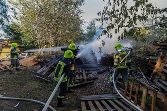 St. Egidien: Rauchsäule ist kilometerweit zu sehen - 50 Feuerwehrleute der Umgebung bekämpften einen Brand an der Achatstraße in St. Egidien.