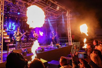 St. Egidien: Spektakuläre Kiss-Show krönt den Jubiläumssamstag - Die Kiss Tribute Band heizte am Samstagabend dem Publikum in St. Egidien ein.