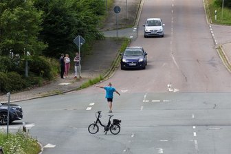 St. Egidien: Verkehrsunfall mit zwei Verletzten – Beherzter Radfahrer sperrt Straße - Ein beherzter Radfahrer kümmerte sich bis zum Eintreffen der Polizei um die Verkehrsregelung.