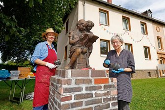 St. Egidien: Verstümmeltes Kinderdenkmal ist restauriert – pünktlich zum Jubiläum - Die Diplom-Restauratorinnen Christina Neubacher (l.) und Silker Rohmer haben sich um die „Lernenden Kinder" gekümmert. Am Donnerstag waren die Arbeiten weitgehend beendet.