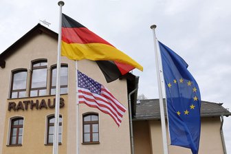 St. Egidien: Warum die US-Flagge aufgezogen wurde - Zur Erinnerung an die Ereignisse von 1945 wurden die drei Fahnen am Montag gehisst.