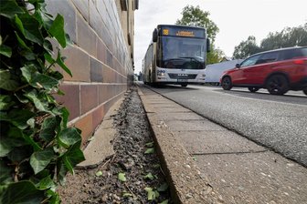 St. Egidien: Warum Tempo 30 erneut abgeschmettert wird - Fußgänger haben es schwer an der Lungwitzer Straße, wie etwa auf diesem Abschnitt nahe der Ampelkreuzung. Im Landratsamt sieht man jedoch weiter keinen Handlungsbedarf beziehungsweise keinen Handlungsmöglichkeit. Schließlich gebe es nur wenige Fußgänger, und der Verkehr habe zuletzt abgenommen - so zwei Argumente.