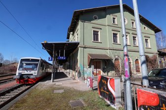 St. Egidiens Bahnhof soll ab 2027 modernisiert werden – zumindest teilweise - Bahnsteig 3 (links) soll als erstes an die Reihe kommen, Ziel der Arbeiten ist unter anderem die Barrierefreiheit. Das Empfangsgebäude selbst ist seit langem nicht mehr im Besitz der Bahn.