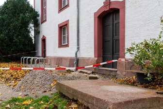 St. Otto Kirche: Ruheort für Radfahrer - Die Ständer für zehn Fahrräder stehen schon, der Zugang ist aber noch nicht ganz fertig.