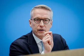 Staat und Wirtschaft schließen Milliardenpakt für Netzausbau - Bundesdigitalminister Karsten Wildberger (CDU) nennt den Glasfaserausbau im Land Chefsache.