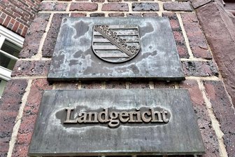 Staatsanwalt: Angeklagter soll Tod eines Auers in Kauf genommen haben - Vor dem Landgericht Chemnitz wird der Angriff auf der Auer Schulbrücke in der Neujahrsnacht verhandelt.