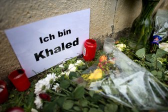 Staatsanwalt: Mitbewohner tötete Asylbewerber Khaled B. - Kerzen, Blumen und Gedenkbriefe an der Stelle im Hof des Plattenbaus in Dresden, an der, der getötete Asylbewerber, Khaled B. gefunden wurde.