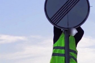 Staatsanwaltschaft Chemnitz prüft Aktion von Klimaschutz-Aktivisten - Szene aus dem Video der Klimaaktivsten.