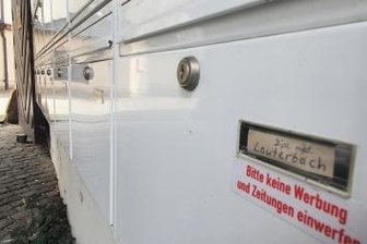 Staatsanwaltschaft ermittelt gegen falschen Arzt in Zschopau - Im Durchgang gibt es einen Briefkasten mit seinem Namen.