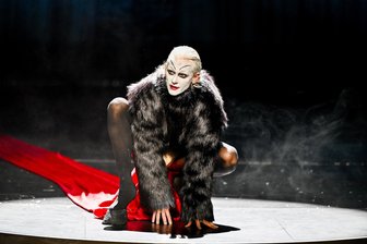 Staatsschauspiel Dresden zeigt „Mephisto“ – ein Stück über Opportunismus und Macht - Nadja Stübiger brilliert als Hendrik Höfgen (und Mephisto) in „Mephisto“ am Staatsschauspiel Dresden.