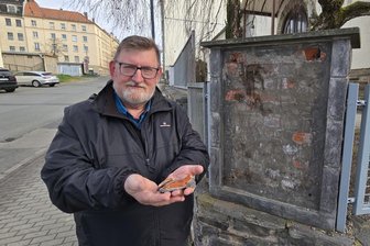 Staatsschutz ermittelt: Gedenktafel der Synagoge in Plauen gestohlen - Stefan Filter, Pastor der Adventgemeinde, vor der Mauer, an der Diebe den Gedenkstein der Synagoge herausgebrochen haben.