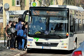 Staatsstraße 266 wieder voll gesperrt: Zweite Bewährungsprobe für Schülerverkehr in Sehmatal - Ab Montag gilt auf der Linie 428 durch Sehmatal wieder der Umleitungsfahrplan wegen des Straßenbaus zwischen Cranzahl und Neudorf. Davon betroffen ist auch der Schülerverkehr. 