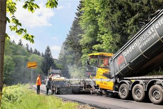 Staatsstraße 272: Wieder freie Fahrt bis Breitenbrunn - Von Antonsthal aus ist die Straße wieder frei bis Breitenbrunn. Hier der Einbau der Schwarzdecke.