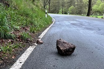 Staatsstraße im Vogtland: Steine stürzen auf Fahrbahn - Vom Hang oberhalb der Staatsstraße 310 zwischen Dröda und Pirk haben sich Steine gelöst.