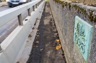 Staatsstraße steht abermals in der Kritik - 1926 erbaut, seitdem nicht erneuert, dafür aber auf eine Spur eingeschränkt: die Brücke über die Flöha in Höhe der Papierfabrik.
