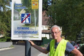 Staatsstraße vor Reinsberg soll noch dieses Jahr gebaut werden - Die Bürgerinitiative Reinsberg-Dittmannsdorf protestiert mit Plakaten gegen den Ausweichverkehr von der Autobahn 4 durch ihre Orte. Volker Hönig hat die Schilder mit angebracht. 