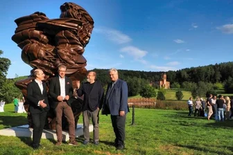 "Stack" am Purple Path eigeweiht: Berg aus Bronze ziert jetzt den Kurpark von Bad Schlema - Fachsimpeln nach der Einweihung: Tony Craggs Galerist André Buchmann, der Chemnitzer Finanzbürgermeister Ralph Burghart, Kurator Alexander Ochs und Oberbürgermeister Heinrich Kohl (von links). 