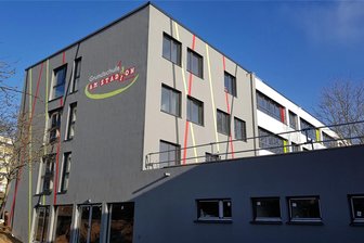 Stadion-Grundschule, Vogtlandsporthalle, Schlossjubiläum: Das sind die Top-Vorhaben von Oelsnitz in diesem Jahr - Die Grundschule Am Stadion wurde generalsaniert. Nach den Winterferien findet hier wieder Unterricht statt.