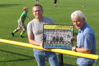 Stadion mit berühmtem Namen - Heiko Blochwitz (l.) und Mike Leye zeigen ein Foto der Traditionsmannschaft des FC Carl Zeiss Jena, der Wolfgang Blochwitz lange Zeit angehörte.