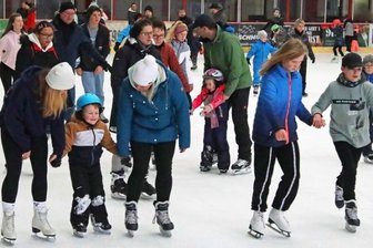 Stadion öffnet wieder zum Eislaufen - Auf dem Eis des Kunsteisstadions im Sahnpark waren am Sonntagmittag Groß und Klein unterwegs.