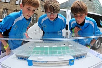 
              <p class="artikelinhalt">Die Ratssitzung zum Stadion-Neubau hatten Hunderte CFC-Fans auf dem Neumarkt verfolgt. Jetzt wird der Vorgang untersucht. </p>
            