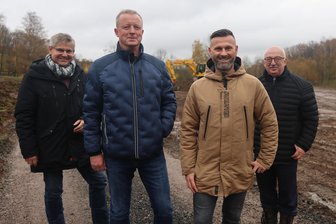 Stadion-Upgrade in Westsachsen: Wie sich ein EU-Verbot auf den Bau neuer Kunstrasenplätze auswirkt - Sportfunktionäre und Kommunalpolitiker beim Ortstermin an der Baustelle in Reinsdorf (v. l.): Jörg Schwarz, Roy Eckhardt, Michael Krause und Steffen Ludwig.