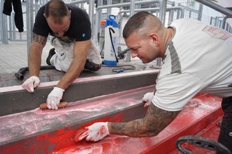 Stadionblock für Heimspiel freigegeben - In mühsamer Handarbeit entfernten unter anderem Sören Scholz (r.) und Felix Wolfert in den vergangenen Tagen die Farbe im Zwickauer Stadion.