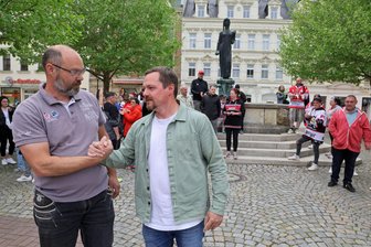 Stadionmietvertrag für die Eispiraten Crimmitschau: So haben die Stadträte am Donnerstagabend abgestimmt - Im Stadtrat ist die Entscheidung zum neuen Stadionmietvertrag für die Eispiraten gefallen. Darüber freuen sich Gesellschafter Matthias Eisenblätter (links) und Geschäftsführer Jörg Buschmann mit rund 30 Fans.