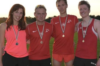 Stadionrekord trotz etwas schwerer Beine - Zsuzsa Glück und Marcus Pröhl (links) haben als Mixed-Team den Stundenlauf gewonnen, bei den Männern dominierten Pascal Gemkow (2. von rechts) und Oleksii Prokopchuk (rechts).