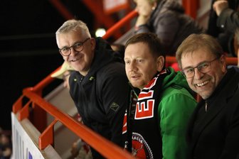 Stadionstreit in Crimmitschau: Entwickelt sich die Schadensersatzforderung der Eispiraten zum Dreh- und Angelpunkt? - Ein Foto aus dem Februar 2020: Stephan Theuring (links) mit Ministerpräsident Michael Kretschmer (Mitte) und OB André Raphael im Kunsteisstadion im Sahnpark.