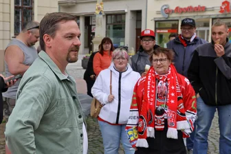 Stadionstreit in Crimmitschau: Wer den OB lobt, wer schweigt und was die Eispiraten ins Stammbuch geschrieben bekommen - Erleichtert: Kurz nach der Sitzung des Stadtrates spricht Eispiraten-Geschäftsführer Jörg Buschmann mit den Fans auf dem Markt.
