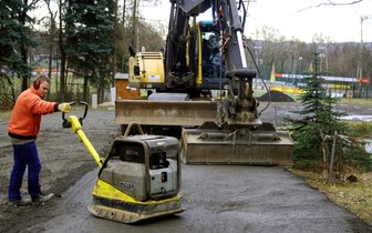 Stadionumbau: Bagger machen sich warm - <p class="artikelinhalt">Im VfB-Stadion haben die vorbereitenden Arbeiten für die Erweiterung des Stadions durch einen Sanitärtrakt mit Tribüne begonnen. Zurzeit wird eine Zufahrt vom Bienenweg angelegt.</p>