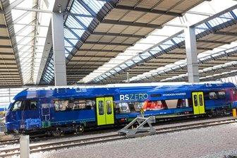 Stadler zeigt in Chemnitz Wasserstoff-Triebwagen erstmals vor breitem Publikum - Hingucker im Chemnitzer Hauptbahnhof: Der wasserstoffgetriebene Stadler RS Zero.