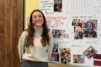 Stadt-Berater rät Oelsnitz: Redet über die positiven Beispiele! - Positives Beispiel: Die ehemalige Schülersprecherin des Julius-Mosen-Gymnasiums, Emma Krause, war eine der treibenden Kräfte für das Open-Air des Gymnasiums auf dem Markt und präsentierte die Stadt auch bundesweit.