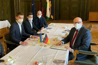 Stadt Chemnitz und IHK fordern Freilassung von ukrainischem Bürgermeister - Melitopols Bürgermeister Ivan Fedorov (2. v. l.) und Oberbürgermeister Sven Schulze (rechts im Bild) beim vergangenen Besuch in Chemnitz.