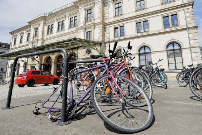 Stadt Chemnitz will Fahrradleichen am Hauptbahnhof beseitigen - Anfang März schafft die Stadt Tatsachen am Hauptbahnhof. Dauerhaft abgestellte Räder sollen weichen. 