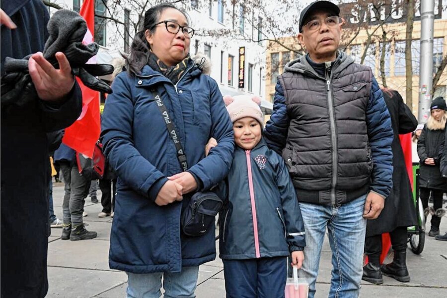 Stadt Chemnitz wird Vietnamesen Pham wohl kein Aufenthaltsrecht erteilen - Hoa Nguyen, Emilia Nguyen und Pham Phi Son (von links) bei einer Solidaritätskundgebung für sie vor drei Wochen. 